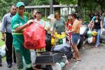img-Brazil-Người nghèo đổi rác lấy thực phẩm