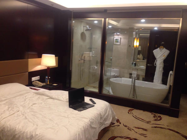 imgTại sao buồng tắm khách sạn thường lắp tường kính trong suốt?